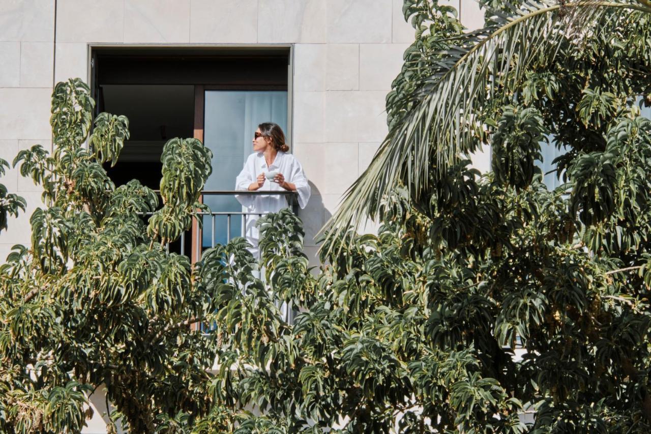 엘 요렌크 파르크 데 라 마르 호텔 팔마데마요르카 외부 사진 A woman on a balcony in Madrid, Spain