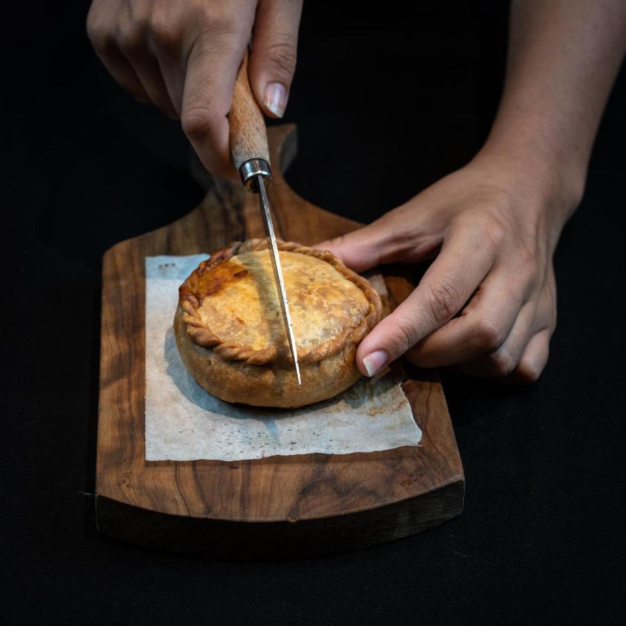엘 요렌크 파르크 데 라 마르 호텔 팔마데마요르카 외부 사진 A pork and apple pie being cut