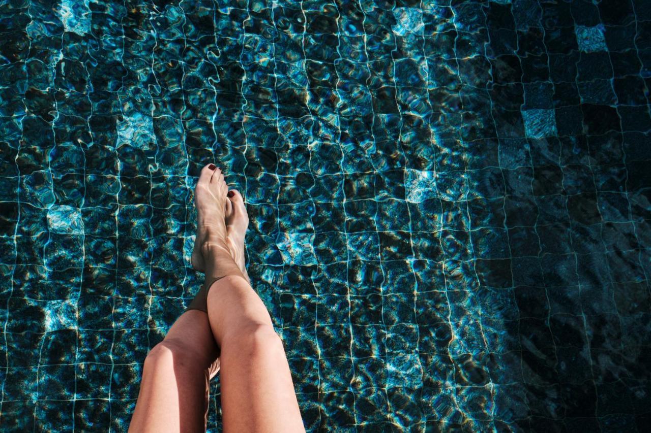 엘 요렌크 파르크 데 라 마르 호텔 팔마데마요르카 외부 사진 A woman's feet in a swimming pool