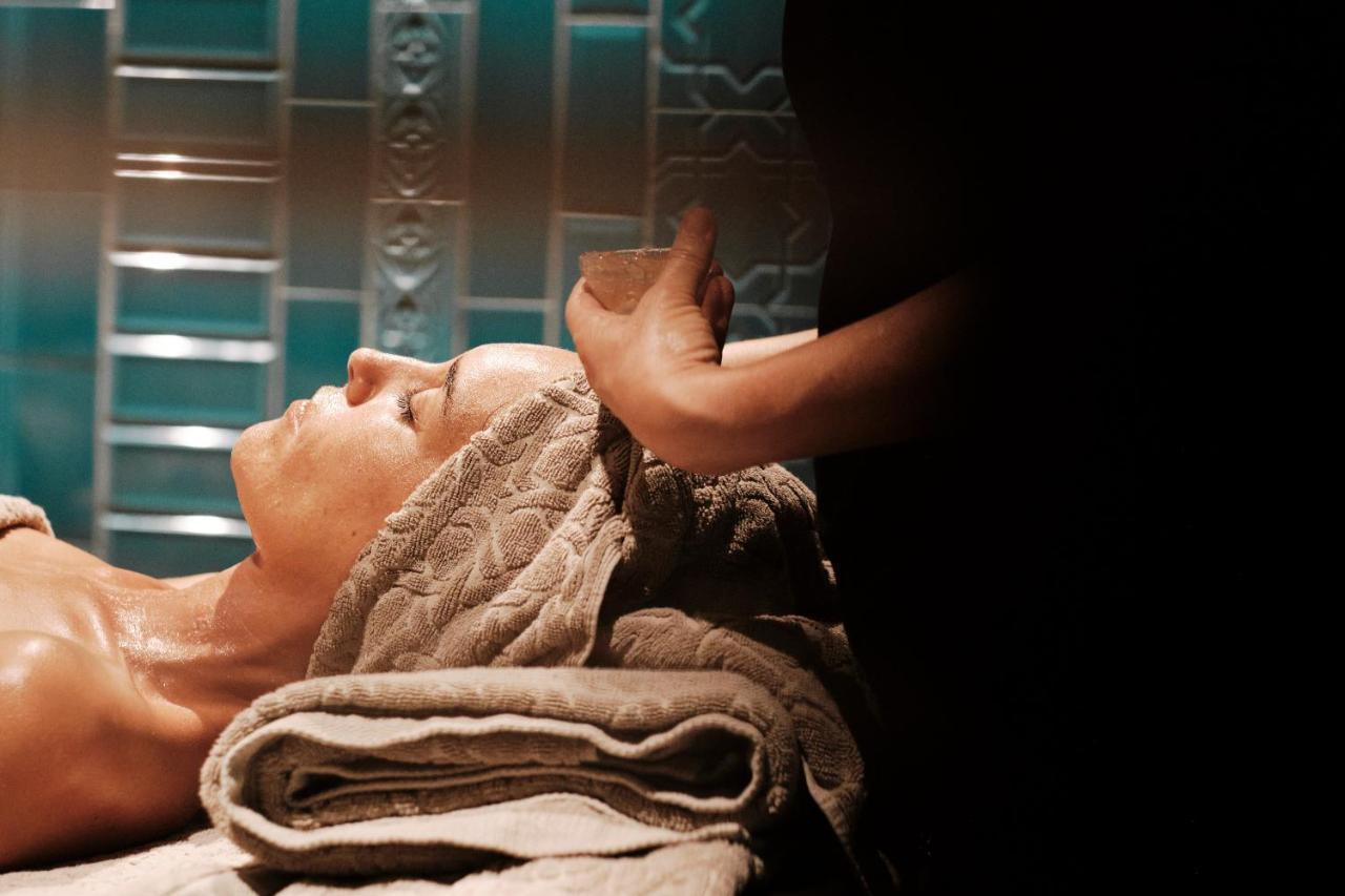 엘 요렌크 파르크 데 라 마르 호텔 팔마데마요르카 외부 사진 A woman receiving a head massage