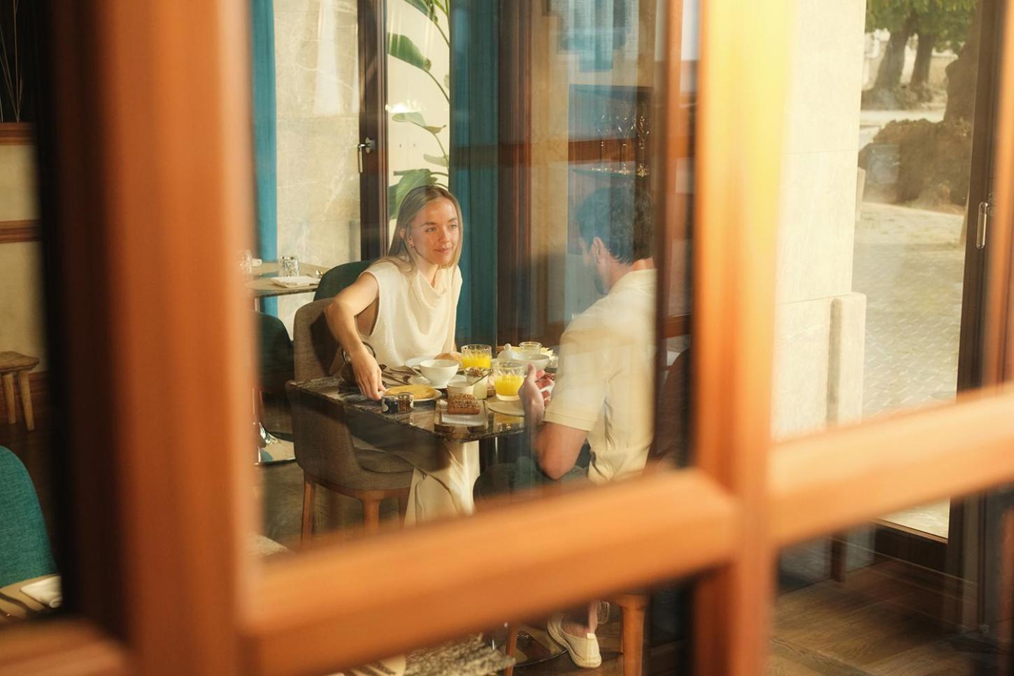 엘 요렌크 파르크 데 라 마르 호텔 팔마데마요르카 외부 사진 A woman eating at a restaurant in Tbilisi