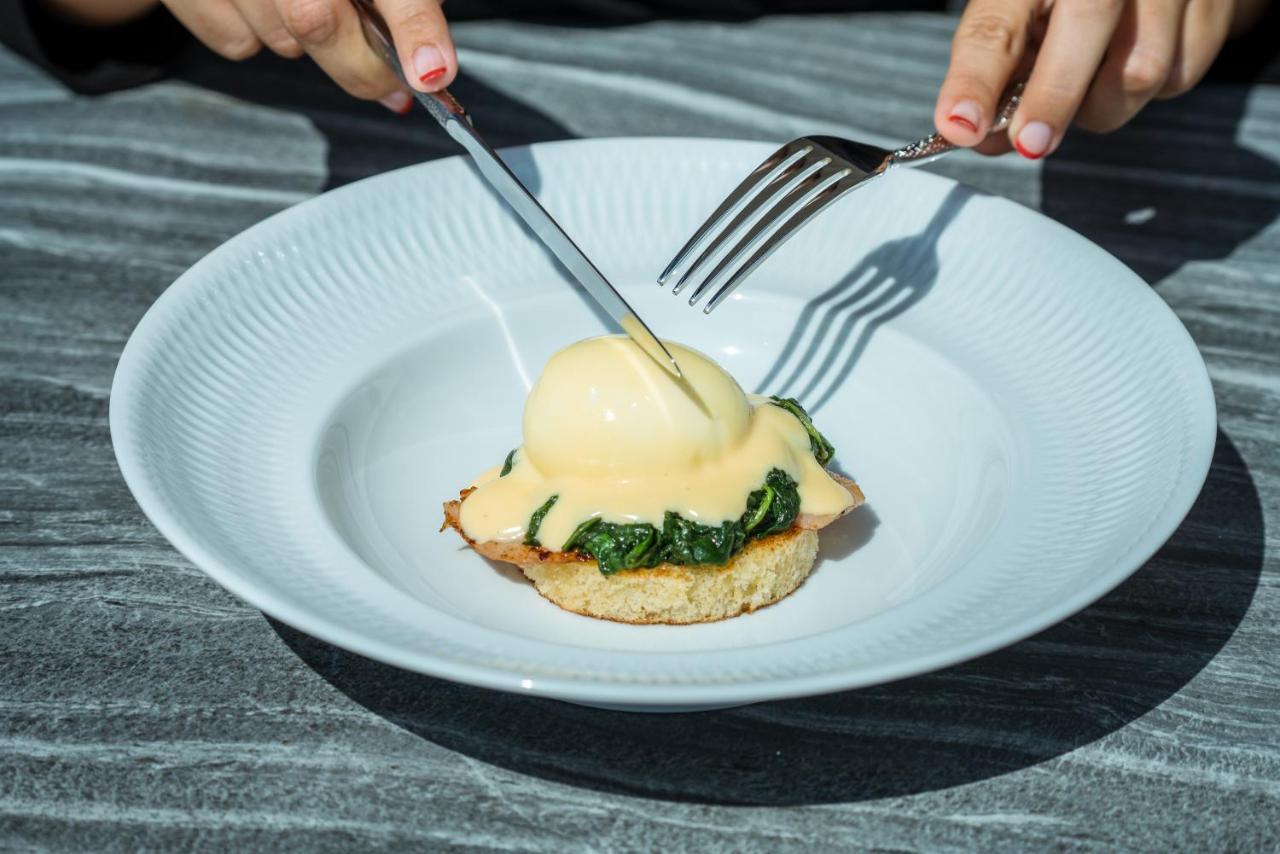 엘 요렌크 파르크 데 라 마르 호텔 팔마데마요르카 외부 사진 A poached egg being cut with a knife and fork