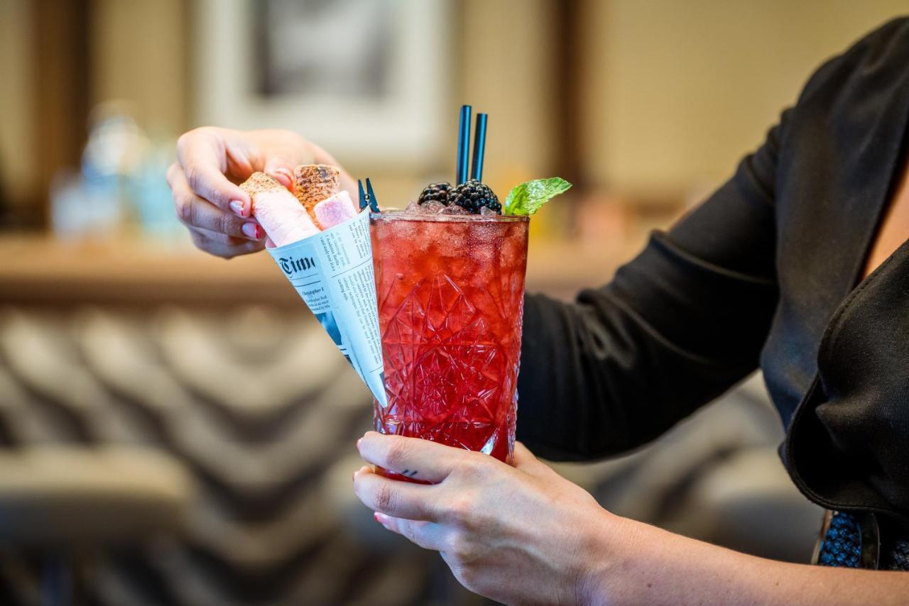 엘 요렌크 파르크 데 라 마르 호텔 팔마데마요르카 외부 사진 A cocktail being served